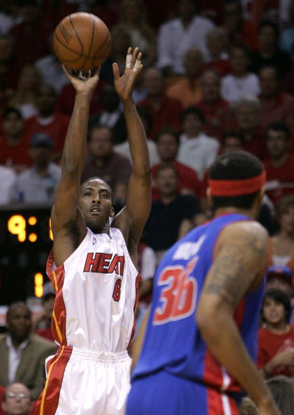 他立即被交 他立即被交